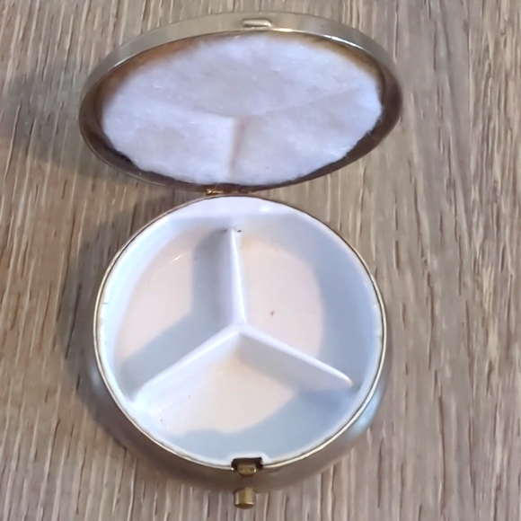 Vintage Floral Pill Trinket Case with Yellow Daffodil - Picture 5 of 6